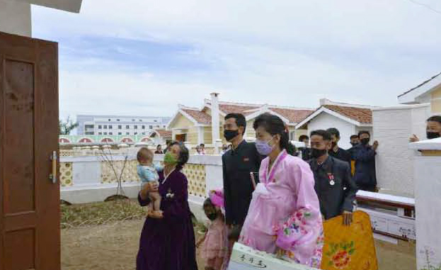 0-자연의 대재앙이 휩쓴 황해북도 금천군 강북리에 새집들이 경사가 났다